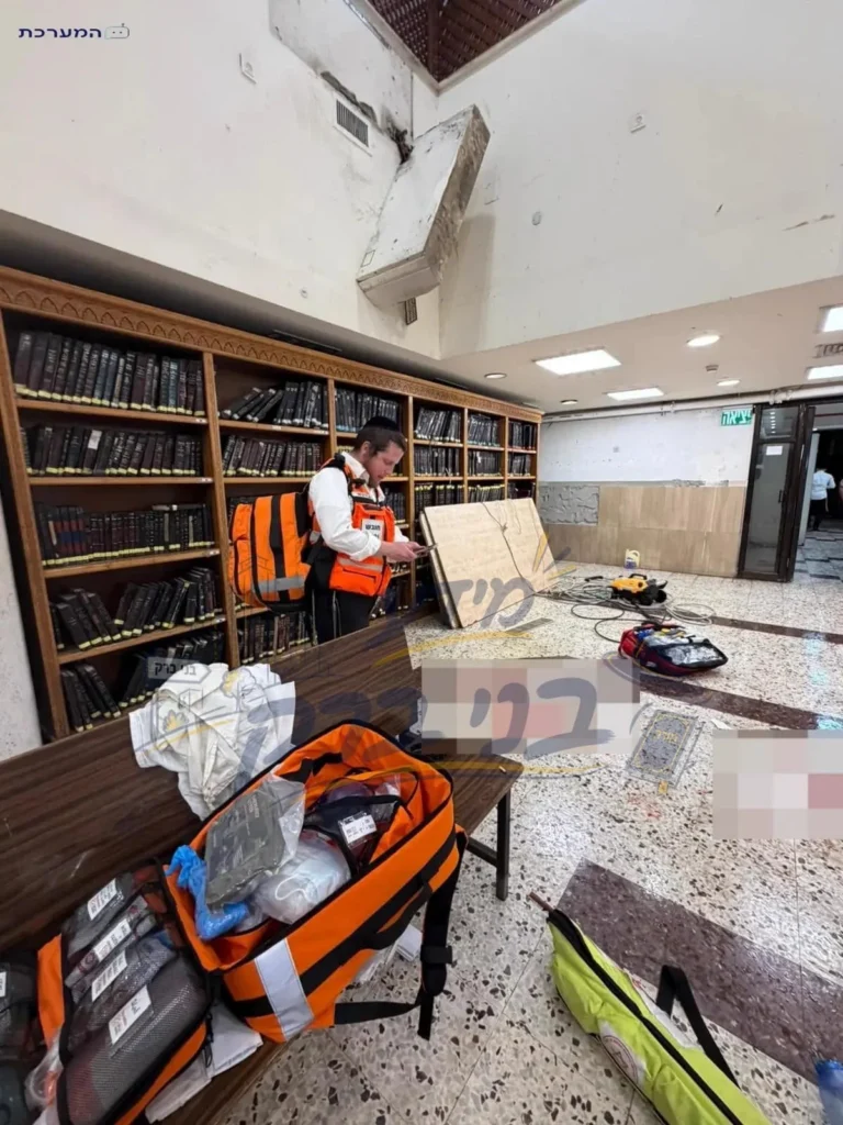 דרמה בבני ברק: מזגן נעקר ממקומו, בחור הישיבה נפצע קשה בנפילה
