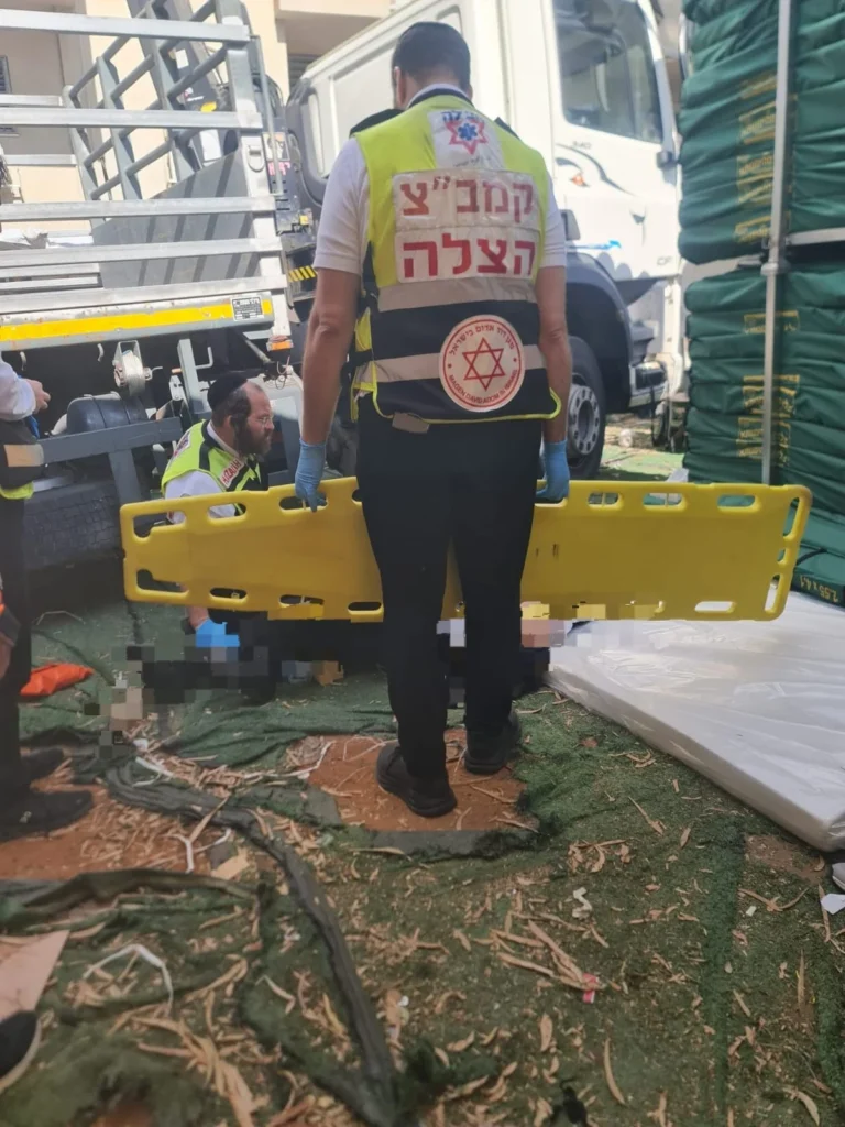 סוכות כבר כאן: גבר נפצע לאחר שנפלו עליו חבילות סכך