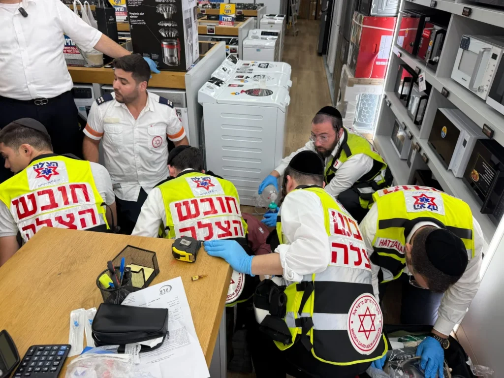 בעיצומן של הקניות בקניון - נער התמוטט בחנות
