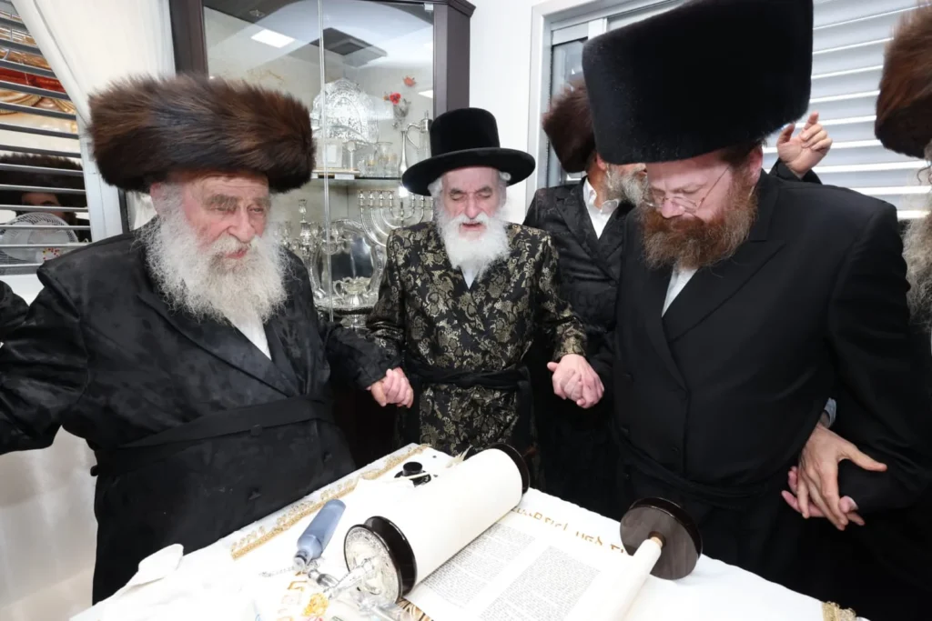 אדמו"רים ורבנים בכתיבת ספר תורה בביתו של ר' מנחם גשייד