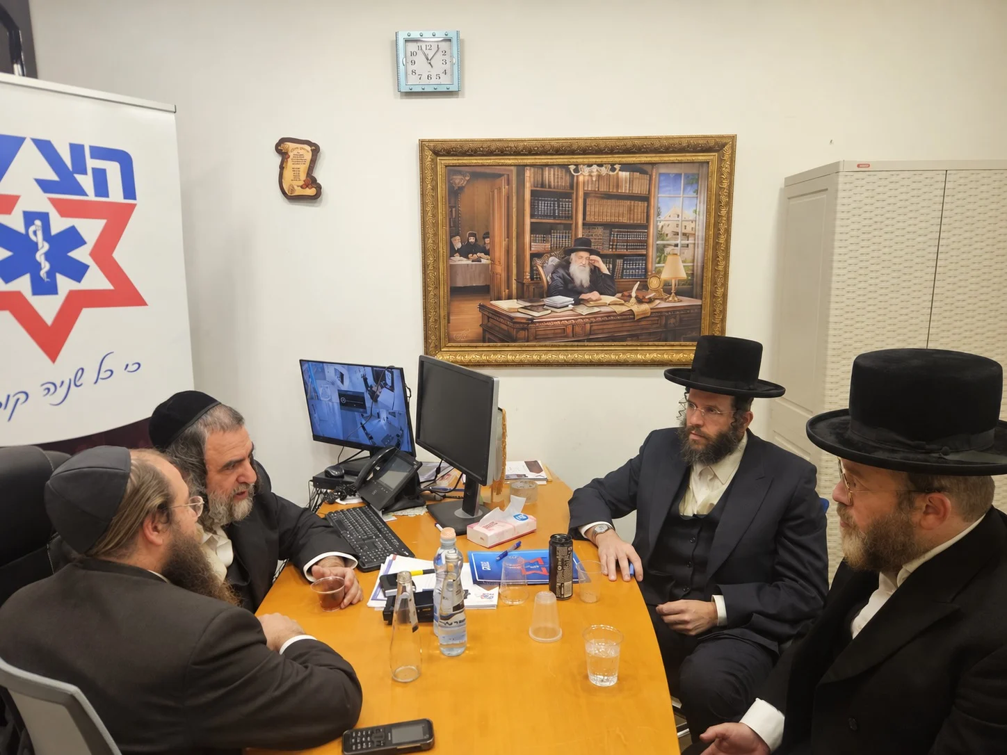 פגישה של חברי מועצת העיר עם ארגון הצלה