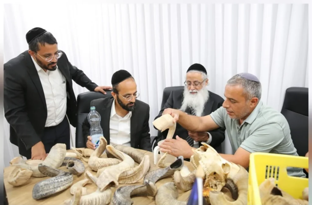תחת עינם הפקוחה: הצצה נדירה לייצור השופרות התימניים המהודרים