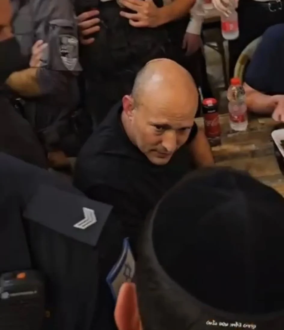 צפו: נפתלי בנט הותקף בחפץ במהלך סיור פתע בבני ברק