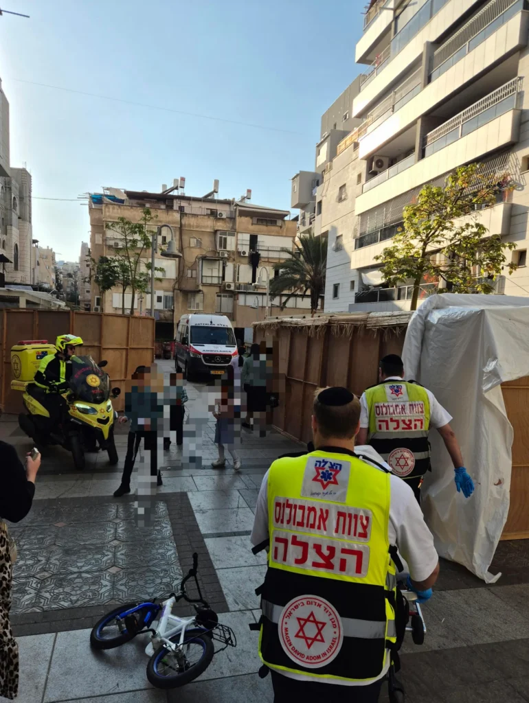 ​התרסק מגובה 5 מטרים: אב נפצע קשה בפירוק הסוכה בעיר