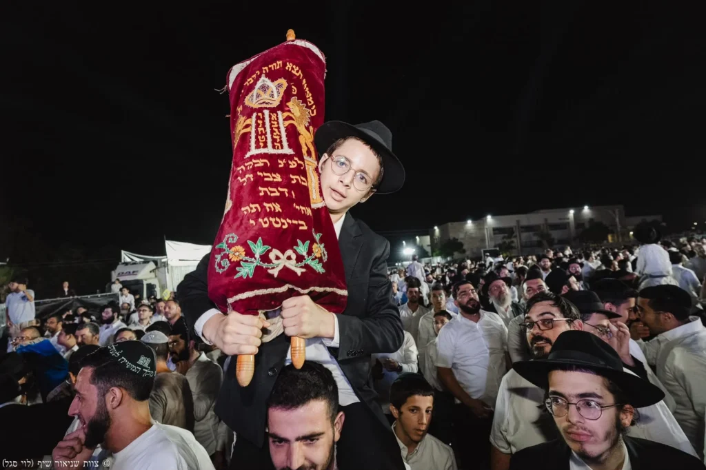 לכבודה של תורה: יותר מ־12 אלף חוגגים בהקפות השניות בכפר חב״ד