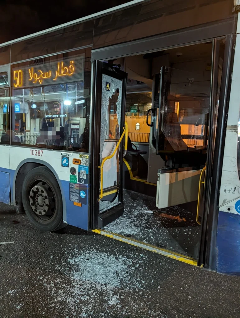 דלת אוטובוס דן מנופצת ברחוב ז'בוטינסקי בבני ברק