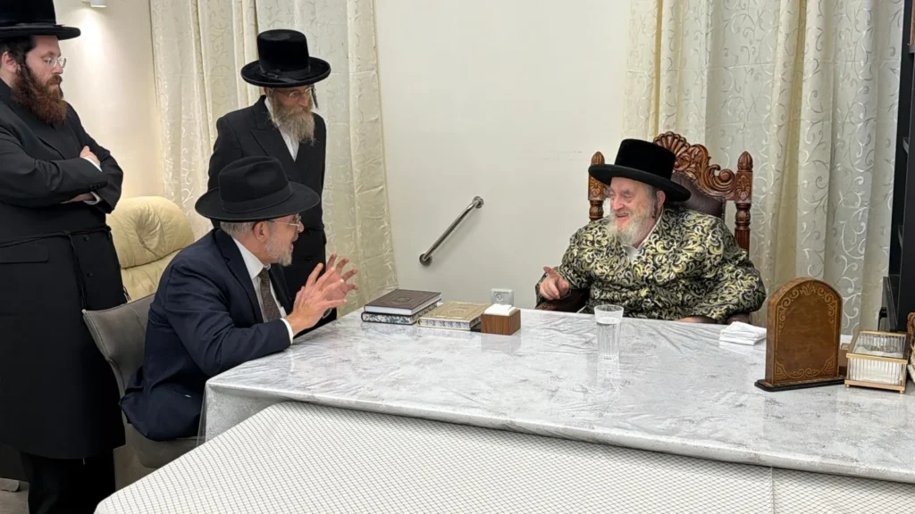 האדמו"ר מויז'ניץ עם ח"כ יעקב אשר וח"כ יעקב טסלר במעונו בבני ברק