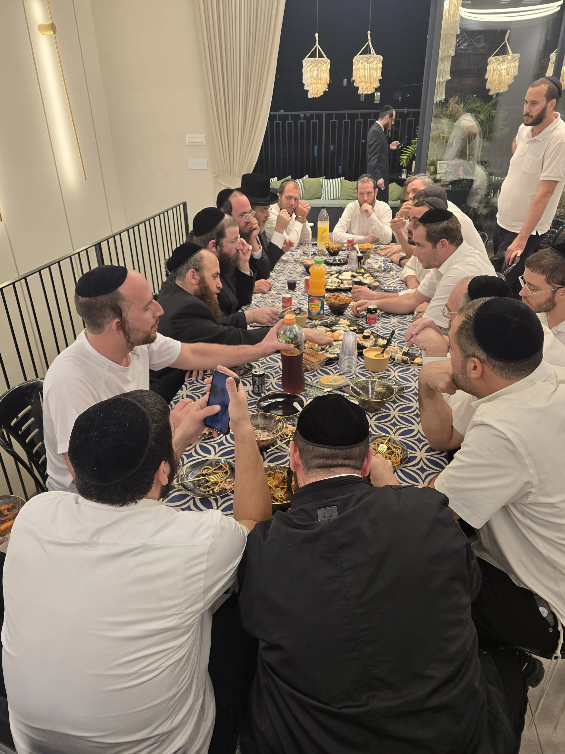 שולחנות ערוכים במפגש קהילת 'קדושת לוי'