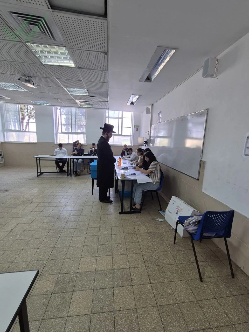 אליקים שטארק מצביע בקלפי