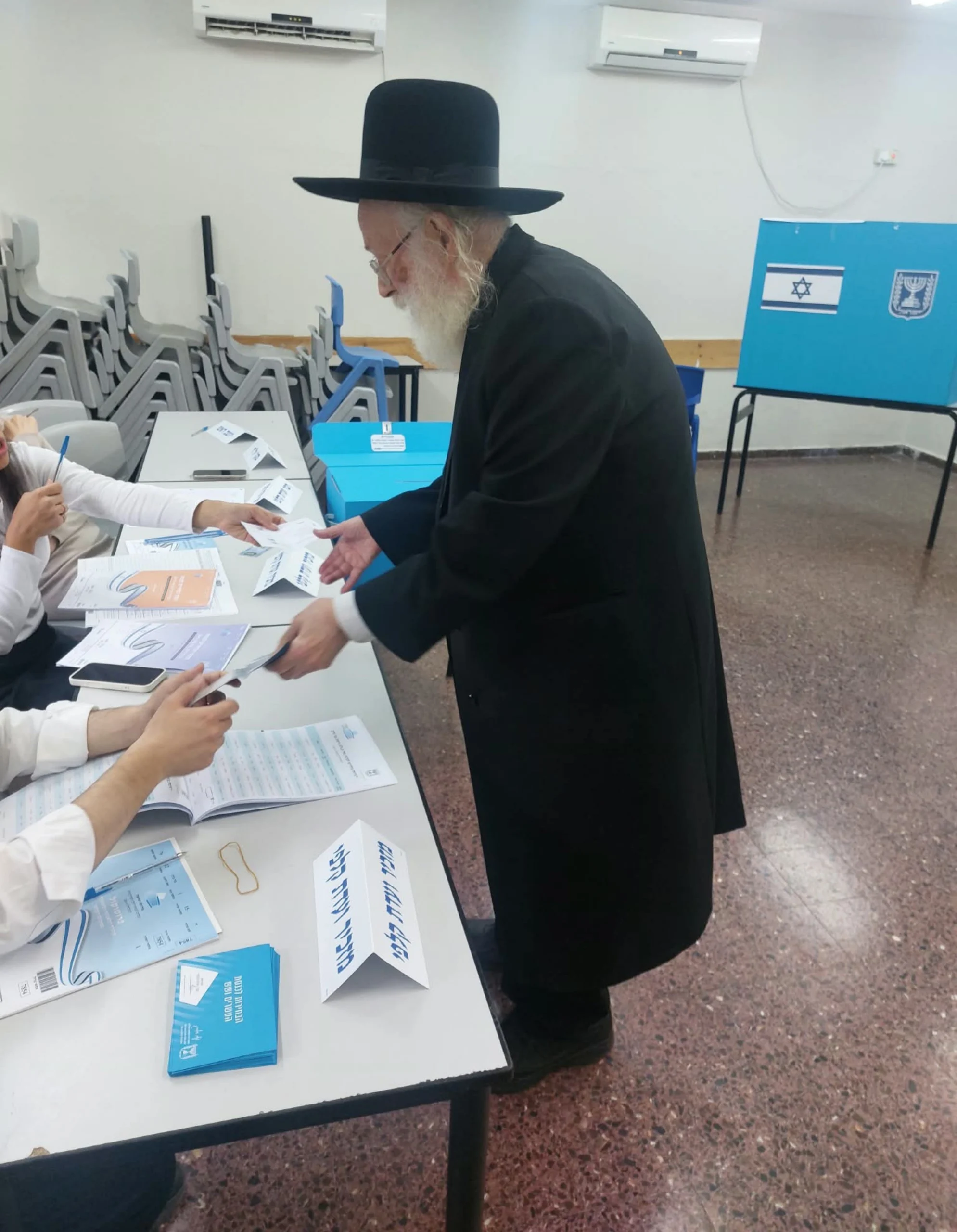 הראב"ד הגר"י סילמן מצביע