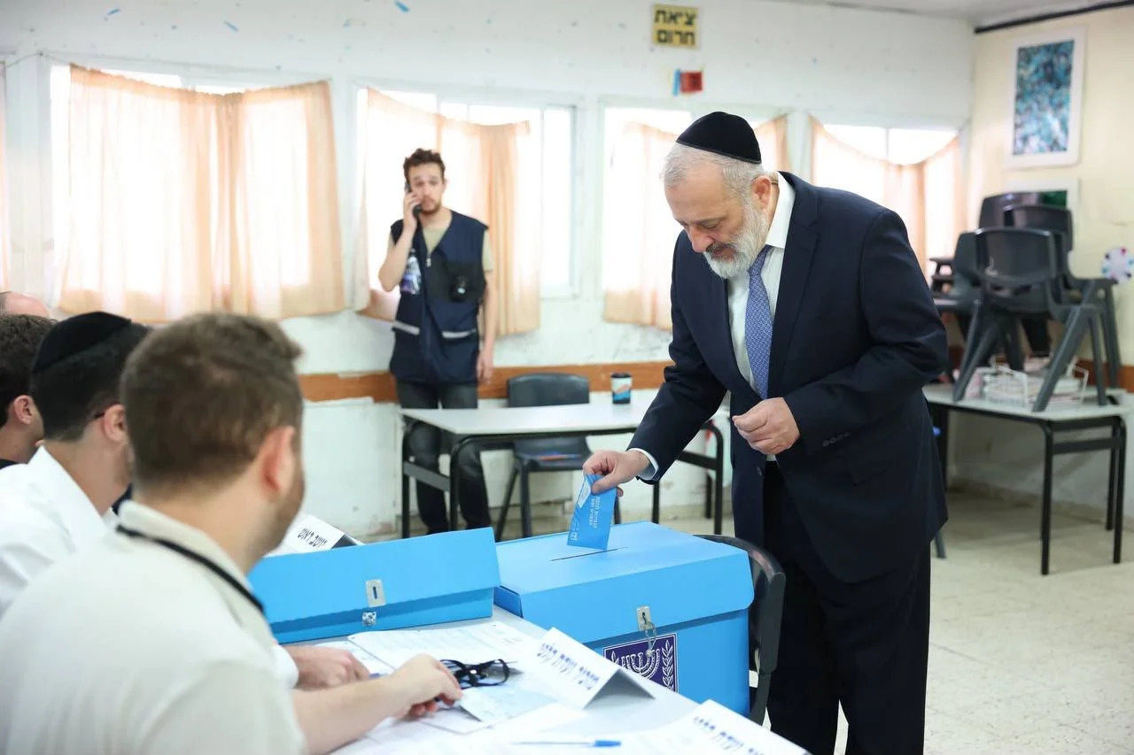 יו"ר ש"ס אריה דרעי מצביע