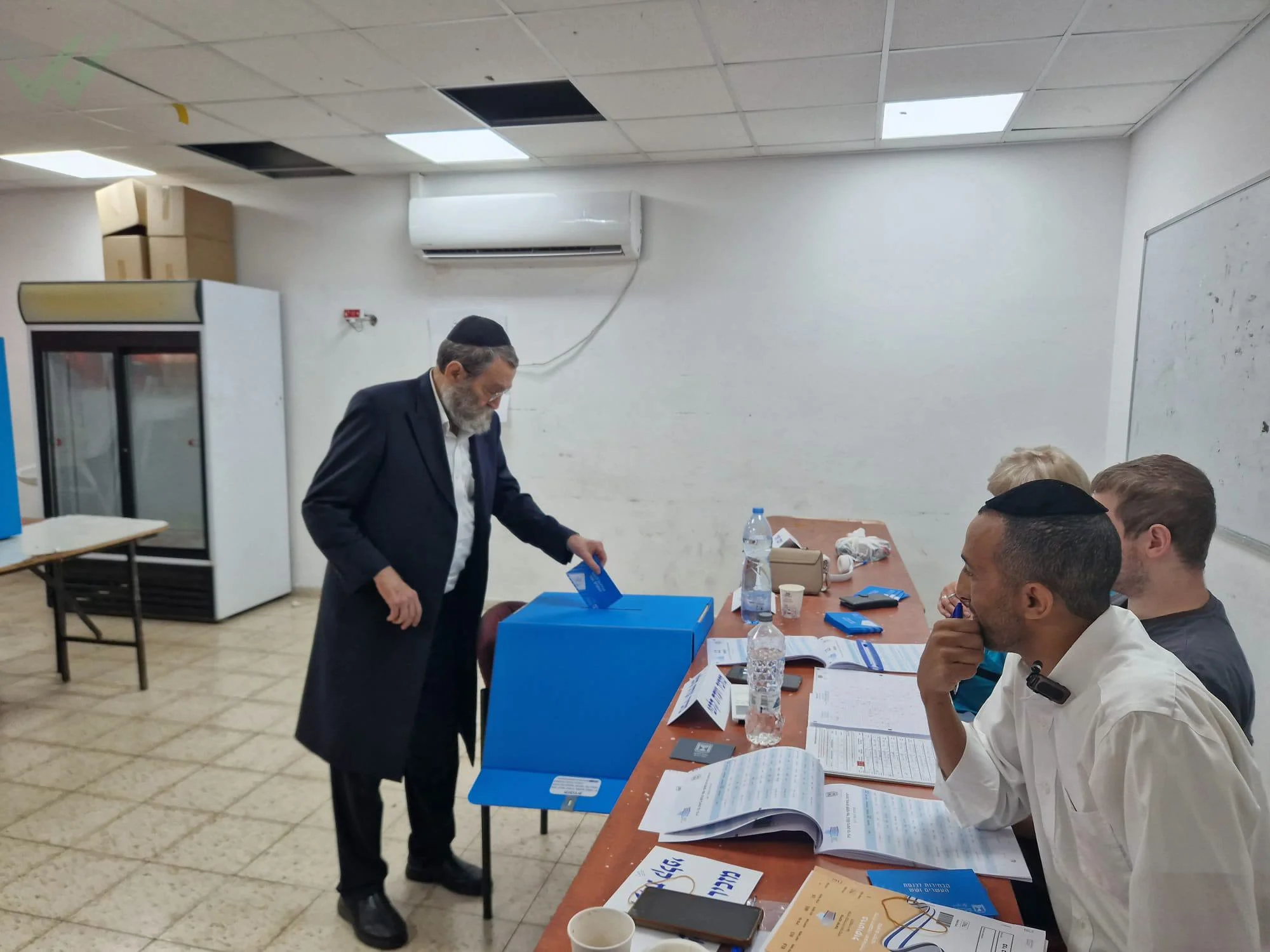 ח"כ משה גפני מצביע בקלפי בבני ברק
