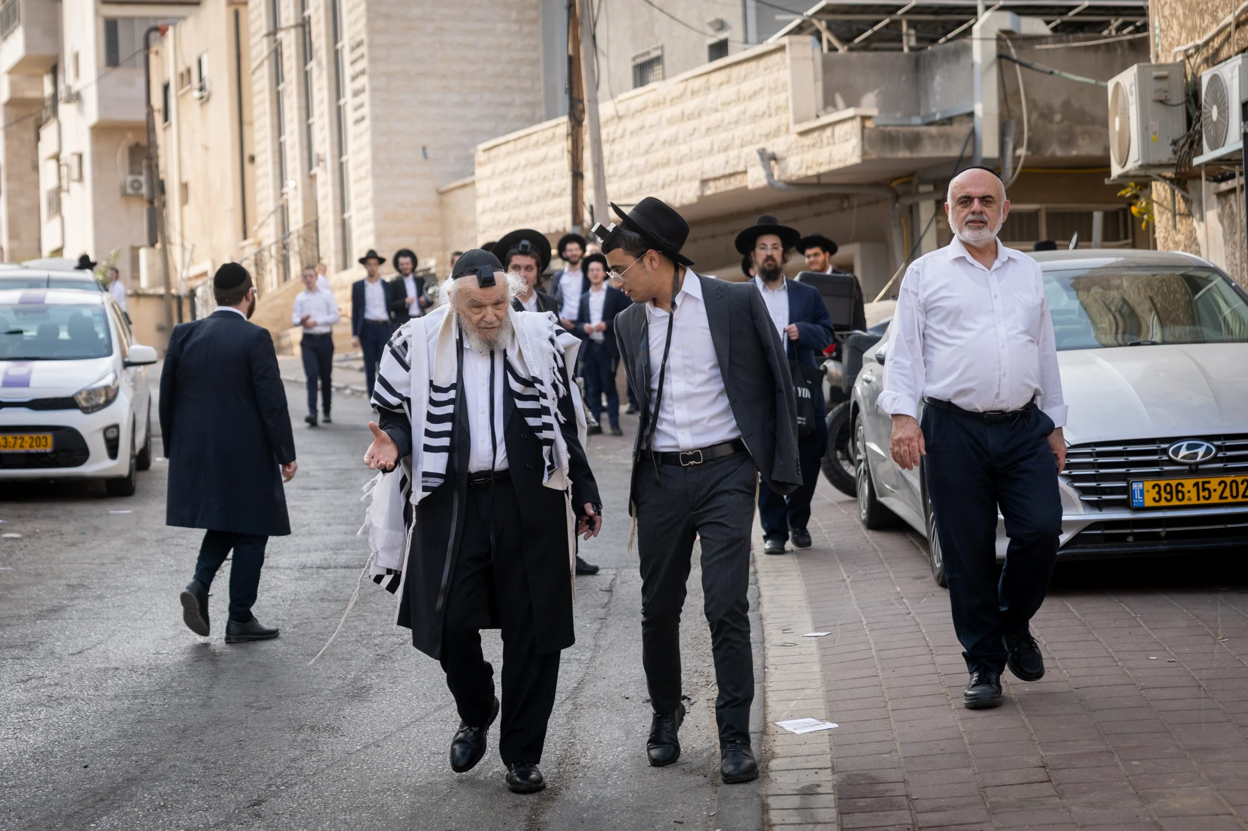 מרן ראש הישיבה הגרמ"ה הירש מזרז בחורים
