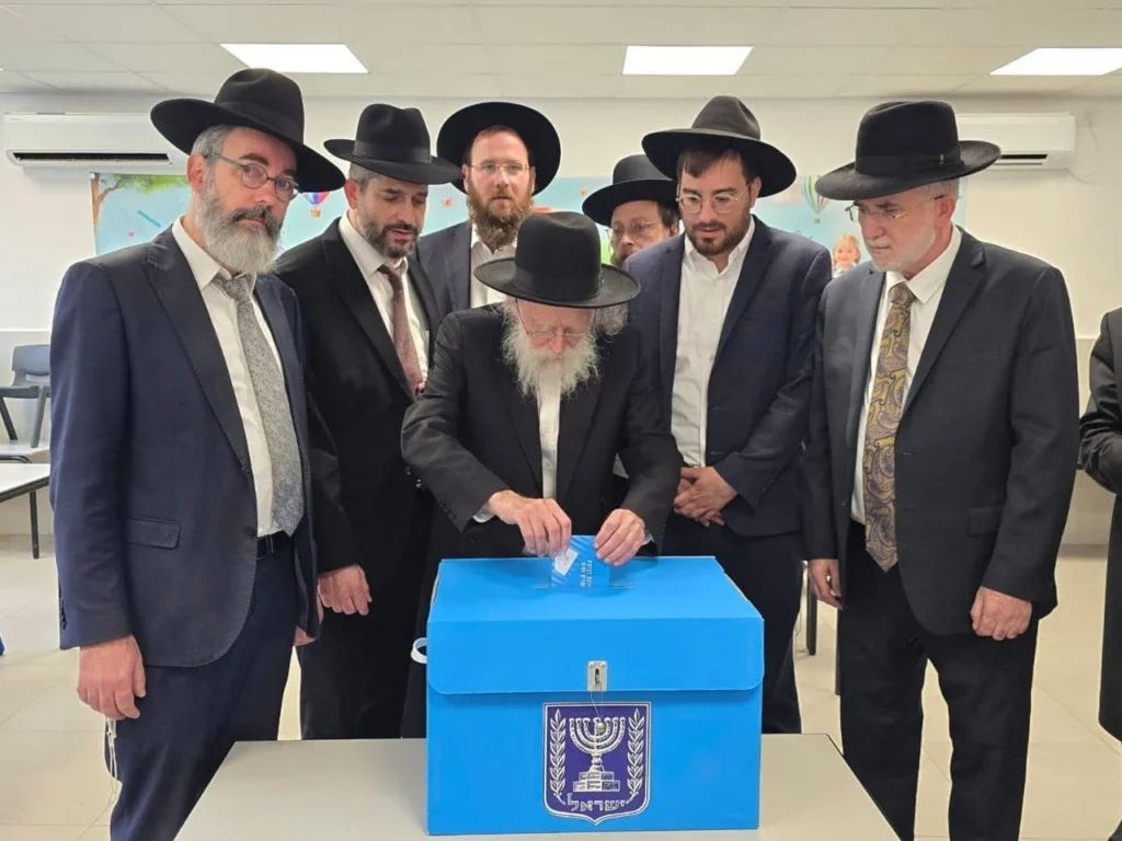 מרן הגר"ש גלאי מצביע בקלפי. צילום: שוקי לרר