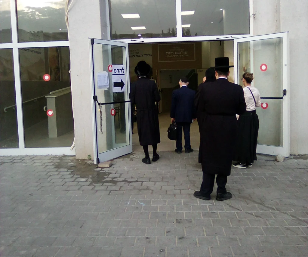 עומס בקלפיות בבני ברק בשעות הבוקר. צילום: מתוך הטוויטר של משה ויסברג לפי סעיף 27א